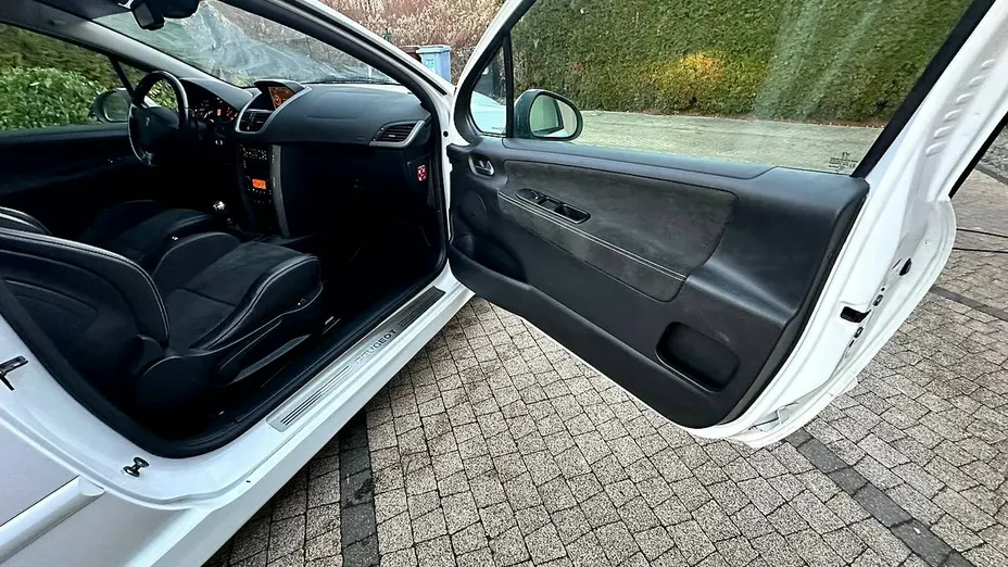 PEUGEOT 207 -