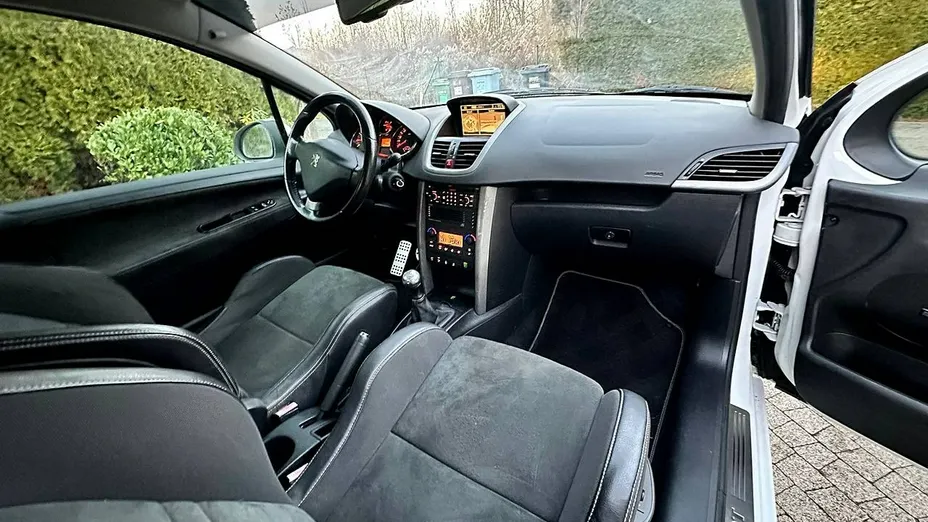 PEUGEOT 207 -