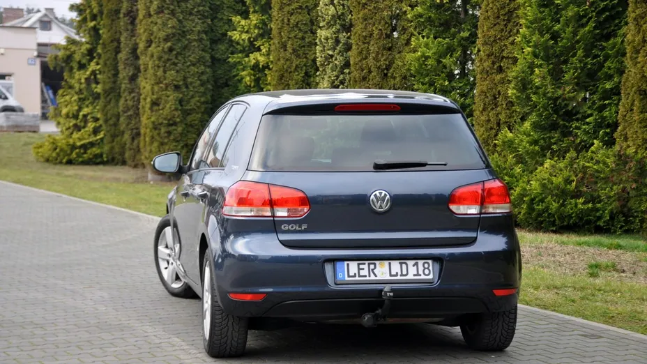 VOLKSWAGEN Golf -