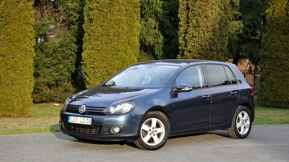 VOLKSWAGEN Golf -