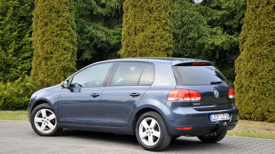 VOLKSWAGEN Golf -