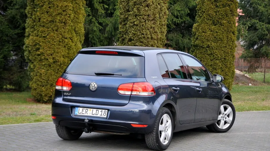 VOLKSWAGEN Golf -