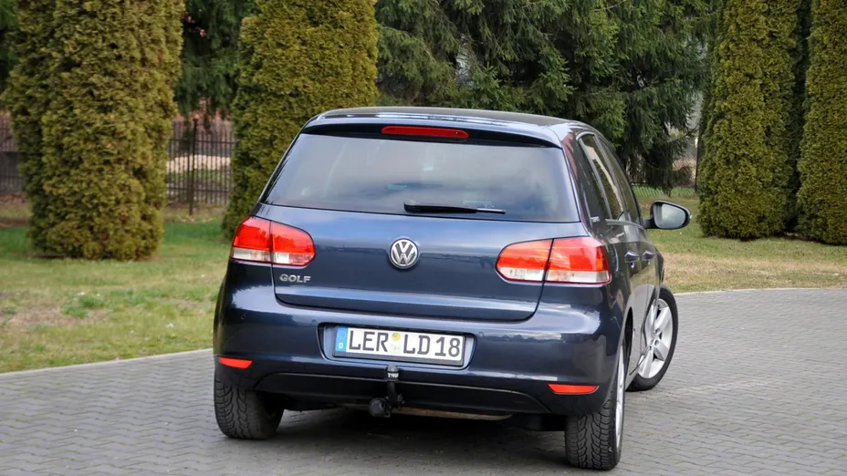 VOLKSWAGEN Golf -