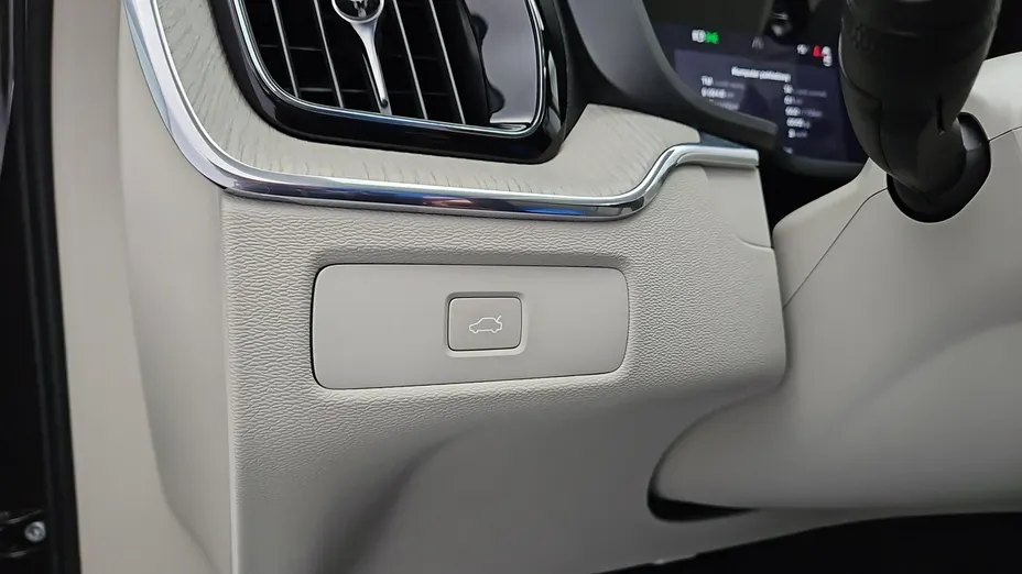 VOLVO XC60 -