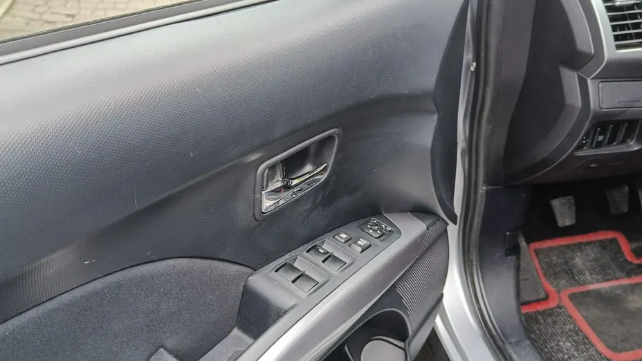 MITSUBISHI Outlander -