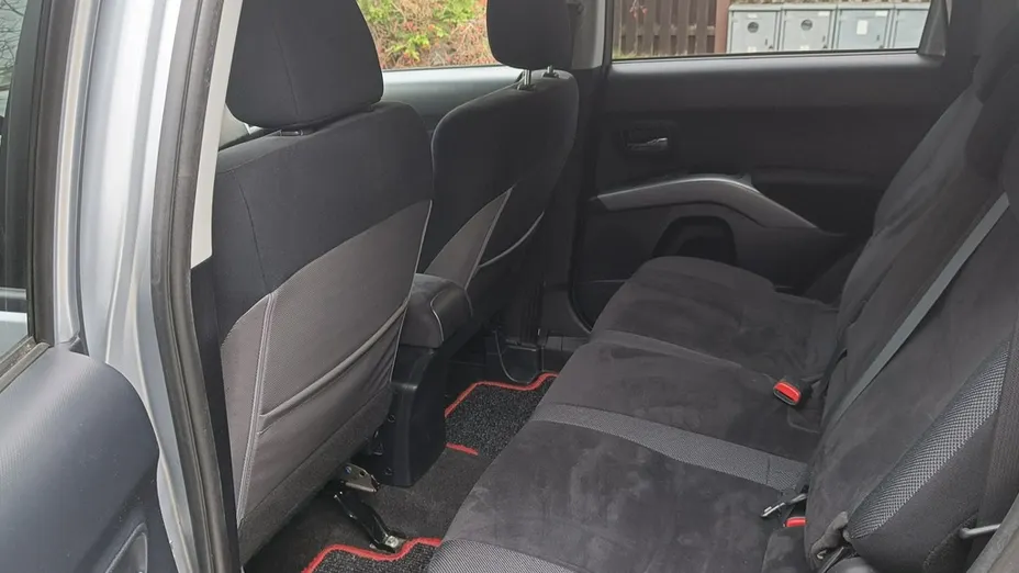 MITSUBISHI Outlander -