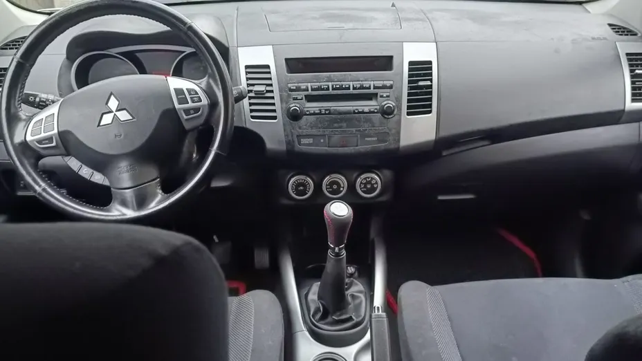 MITSUBISHI Outlander -