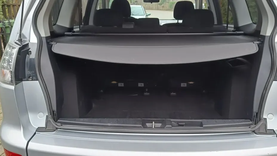 MITSUBISHI Outlander -