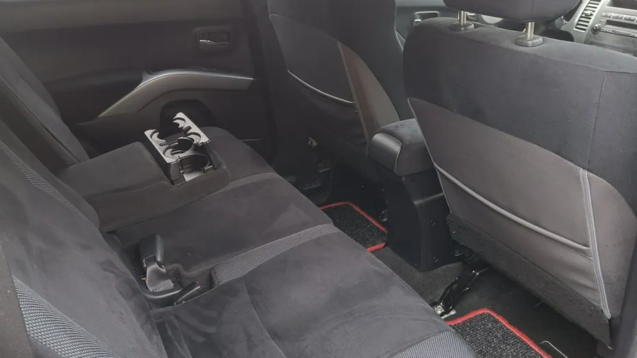 MITSUBISHI Outlander -