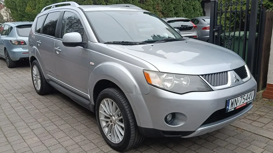 MITSUBISHI Outlander -