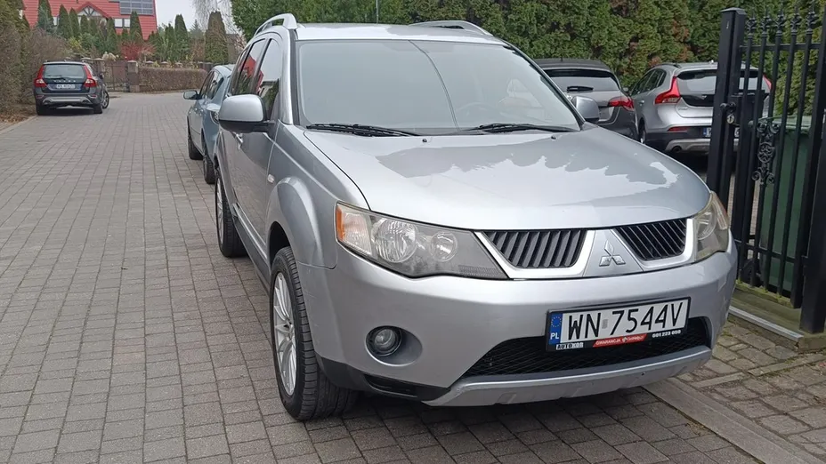 MITSUBISHI Outlander -