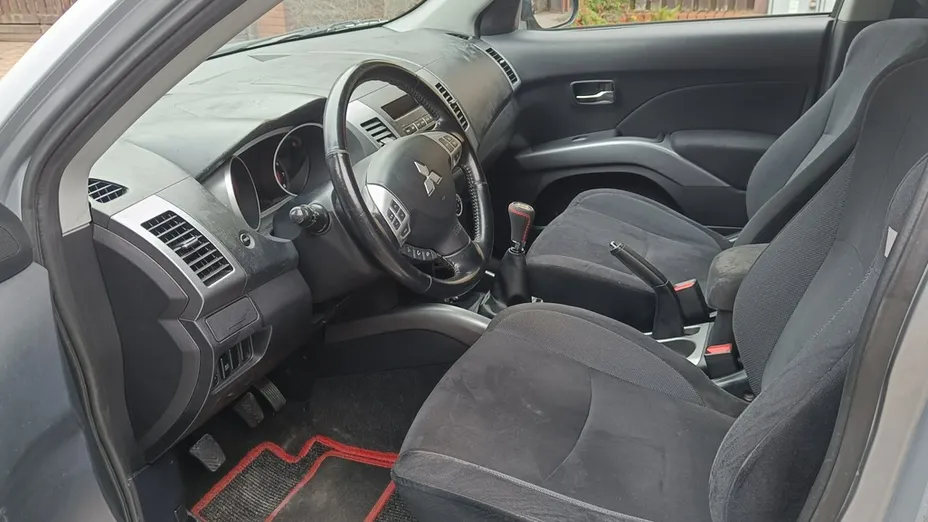 MITSUBISHI Outlander -