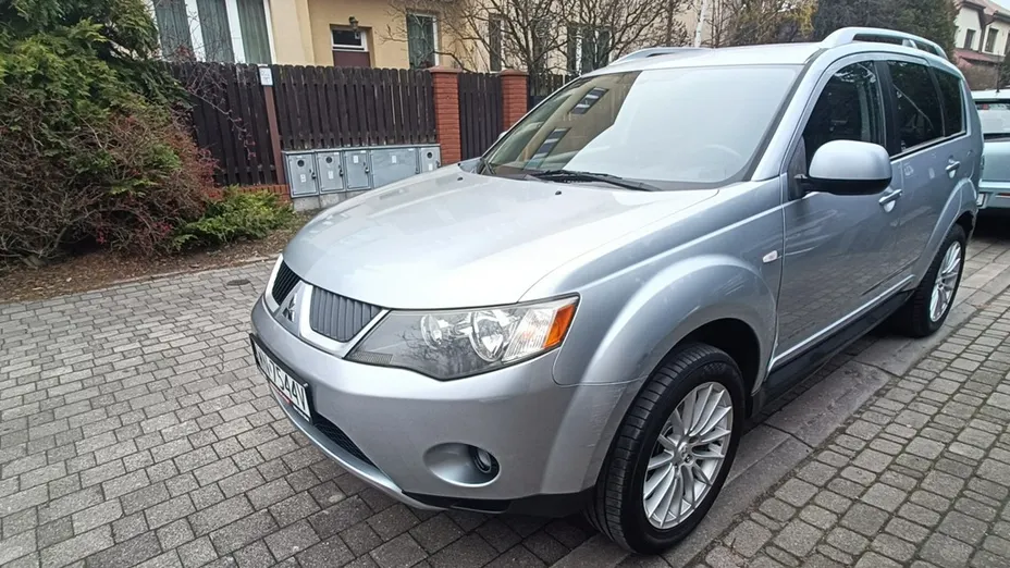 MITSUBISHI Outlander -