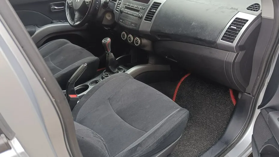 MITSUBISHI Outlander -