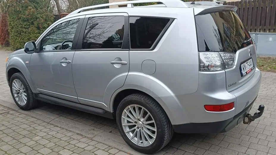 MITSUBISHI Outlander -
