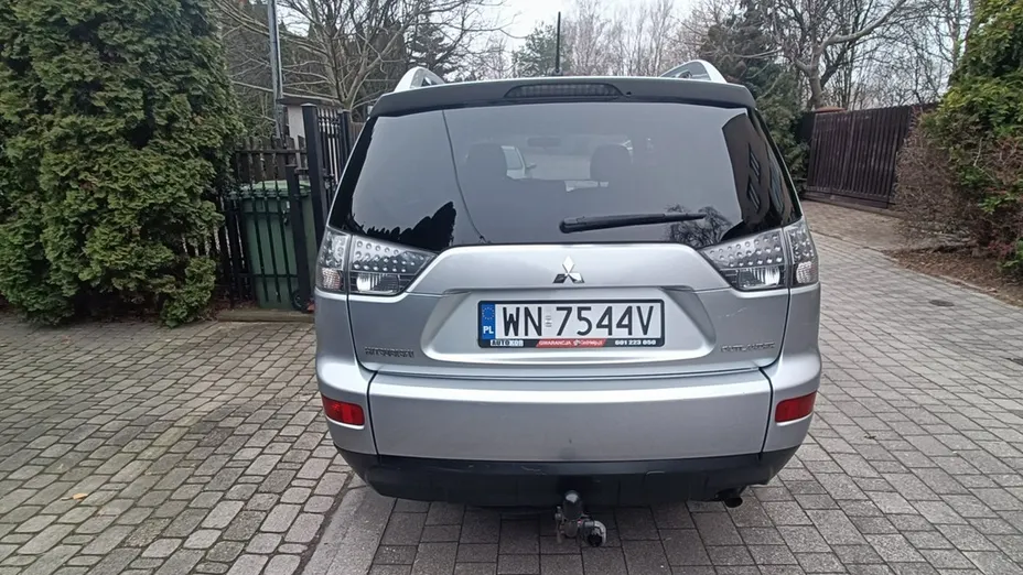 MITSUBISHI Outlander -