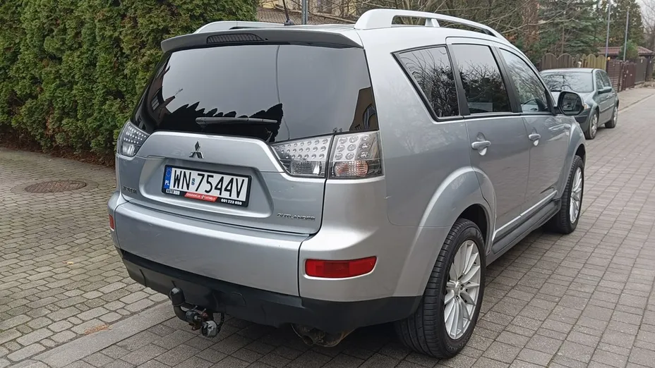 MITSUBISHI Outlander -