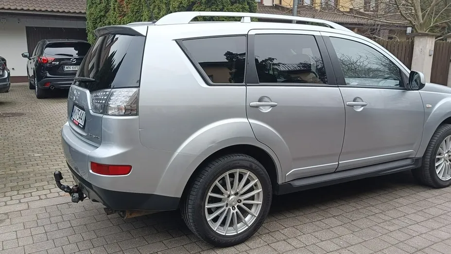 MITSUBISHI Outlander -
