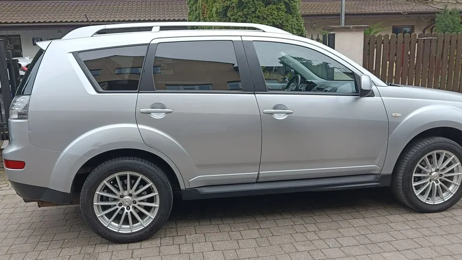 MITSUBISHI Outlander -