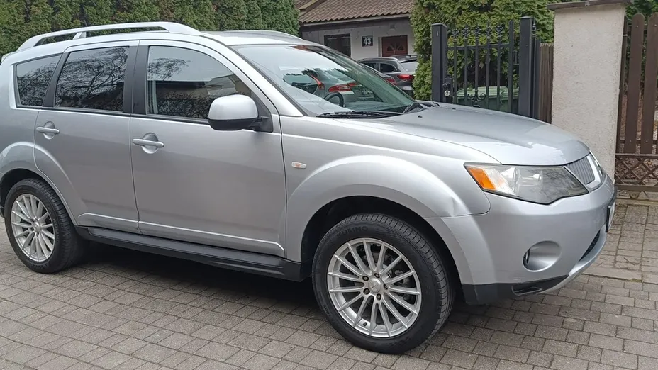 MITSUBISHI Outlander -