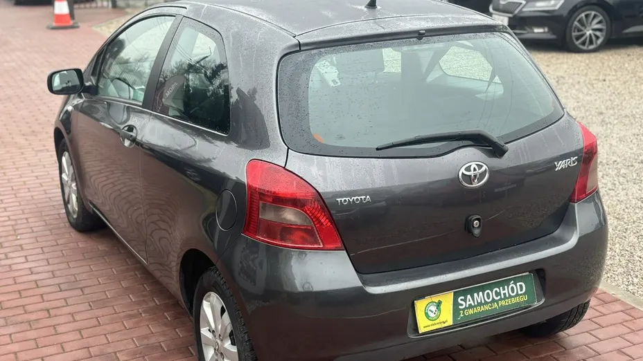 TOYOTA Yaris -