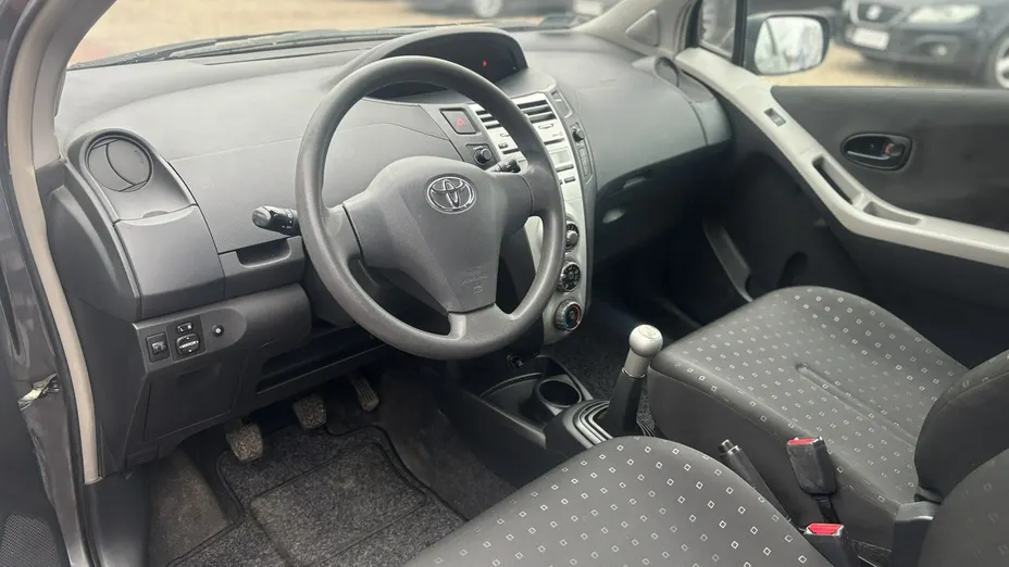 TOYOTA Yaris -