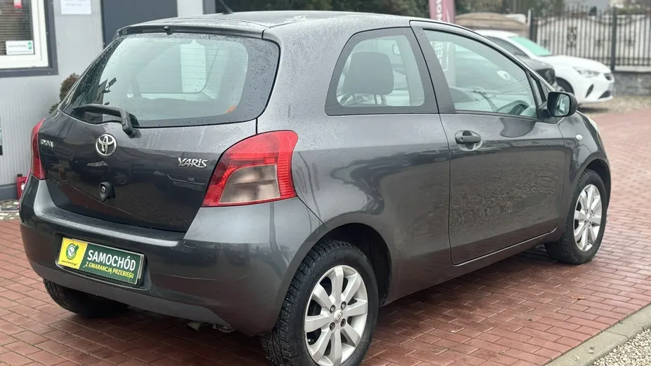 TOYOTA Yaris -