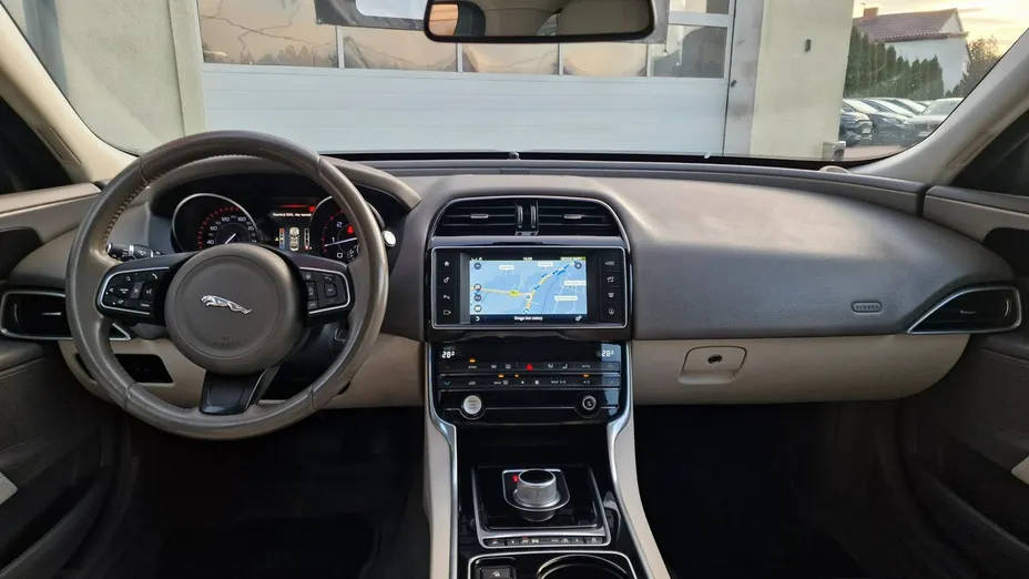 JAGUAR XE -