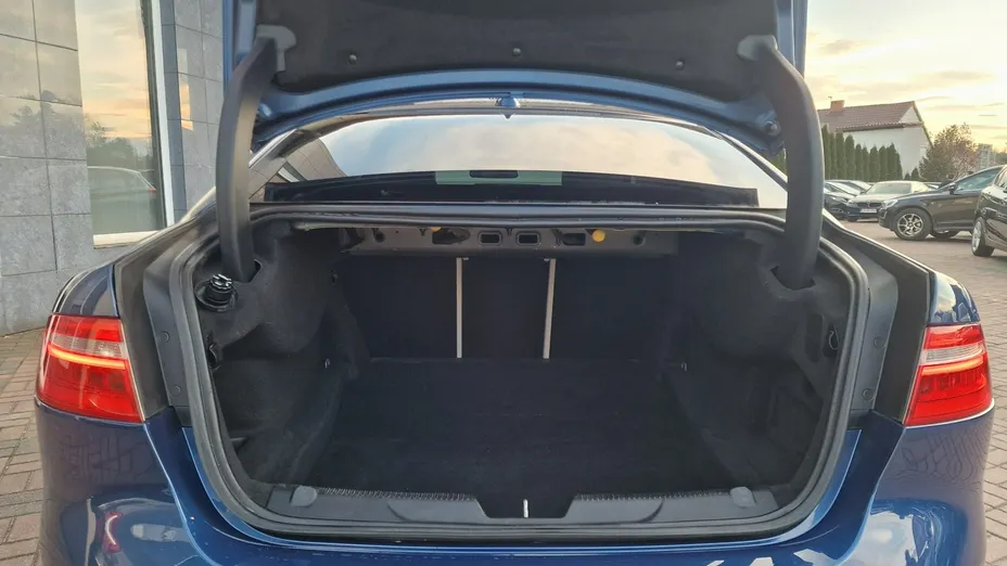 JAGUAR XE -