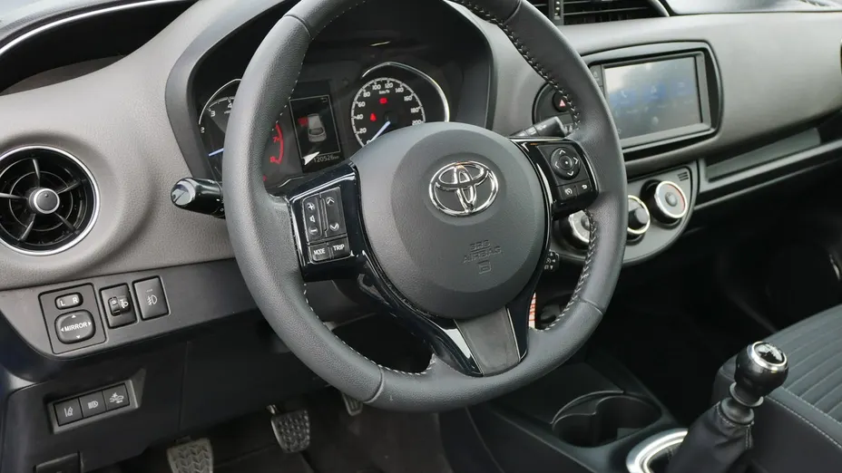 TOYOTA Yaris -