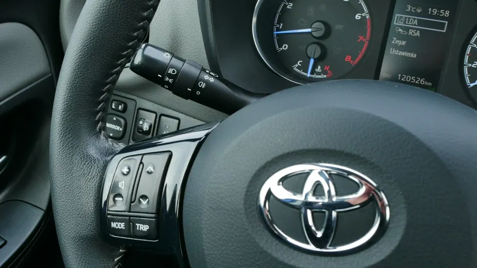 TOYOTA Yaris -