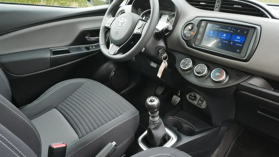 TOYOTA Yaris -