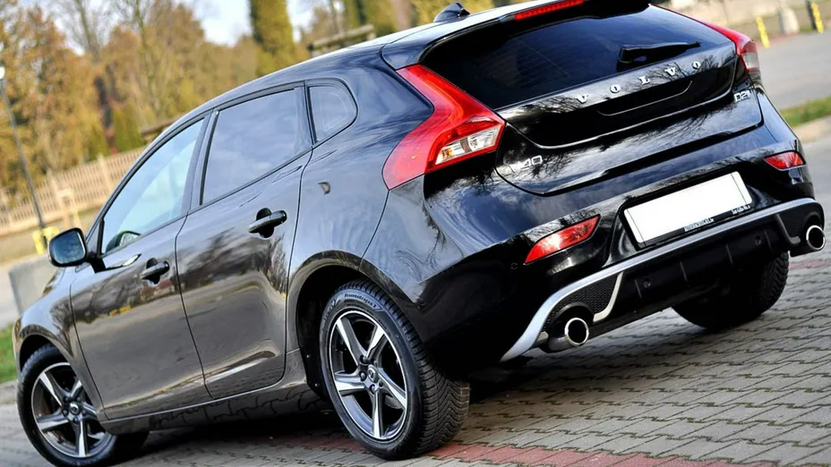 VOLVO V40 -