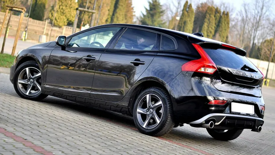 VOLVO V40 -
