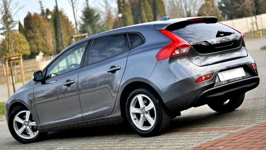 VOLVO V40 -