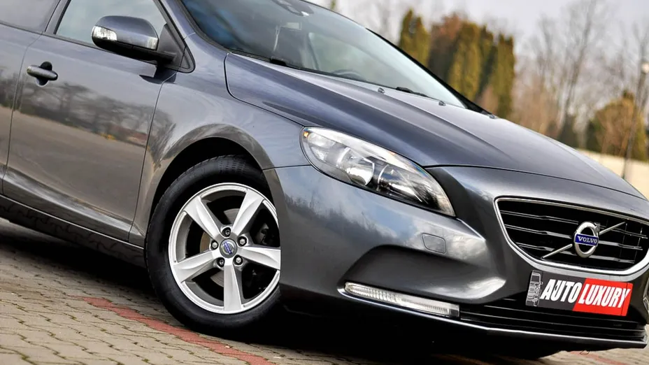 VOLVO V40 -