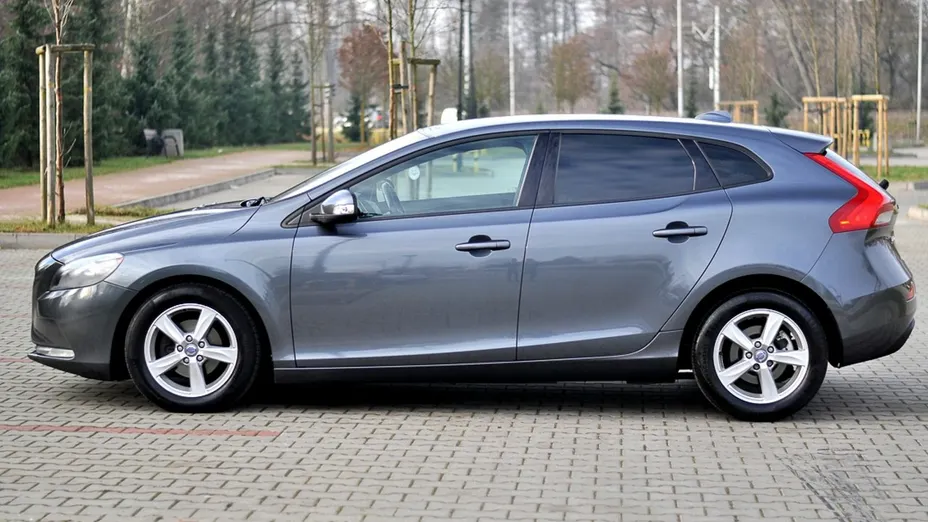 VOLVO V40 -