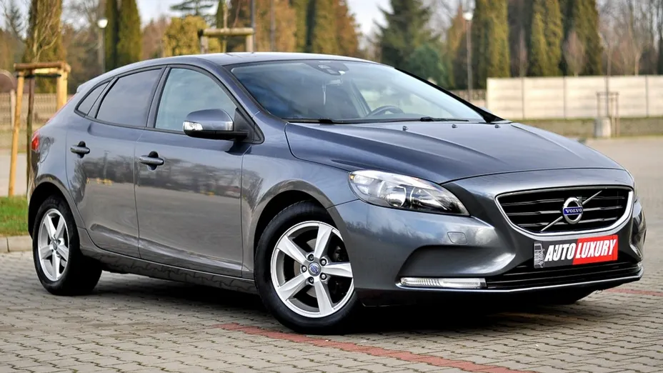 VOLVO V40 -