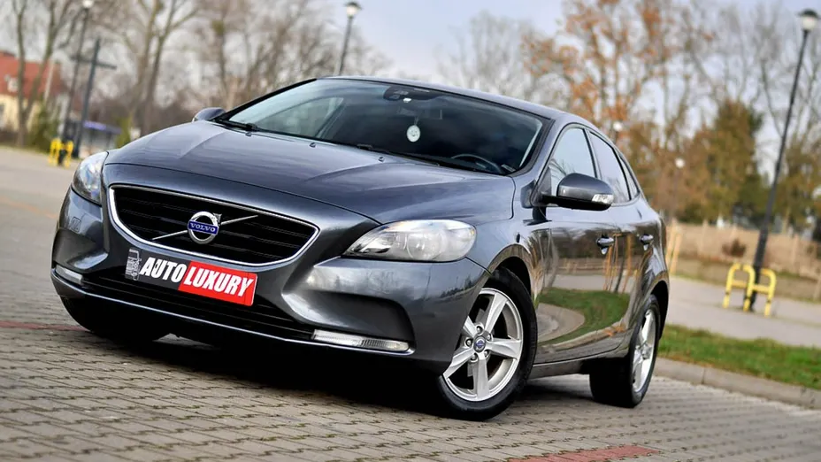 VOLVO V40 -