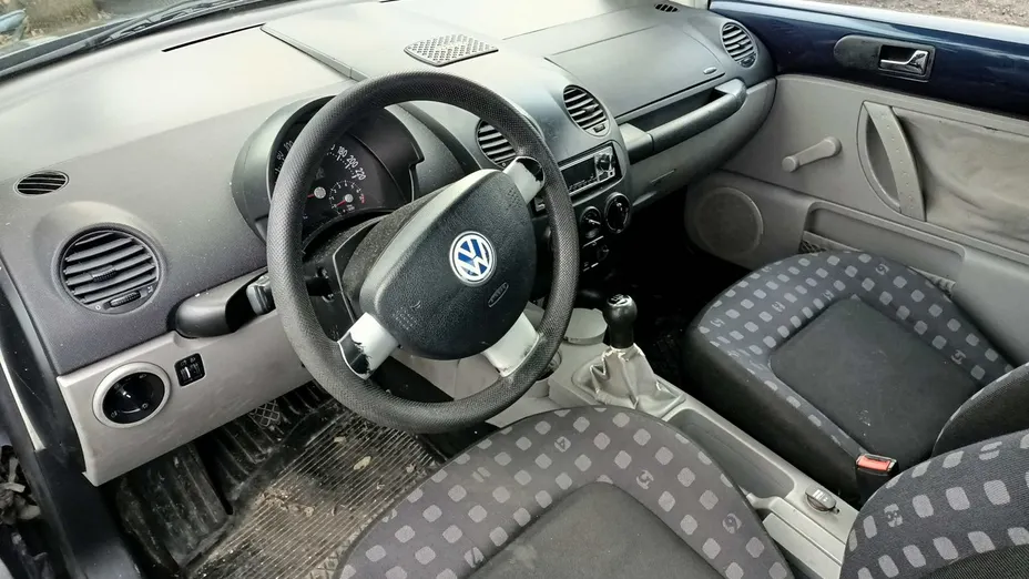 VOLKSWAGEN New Beetle -