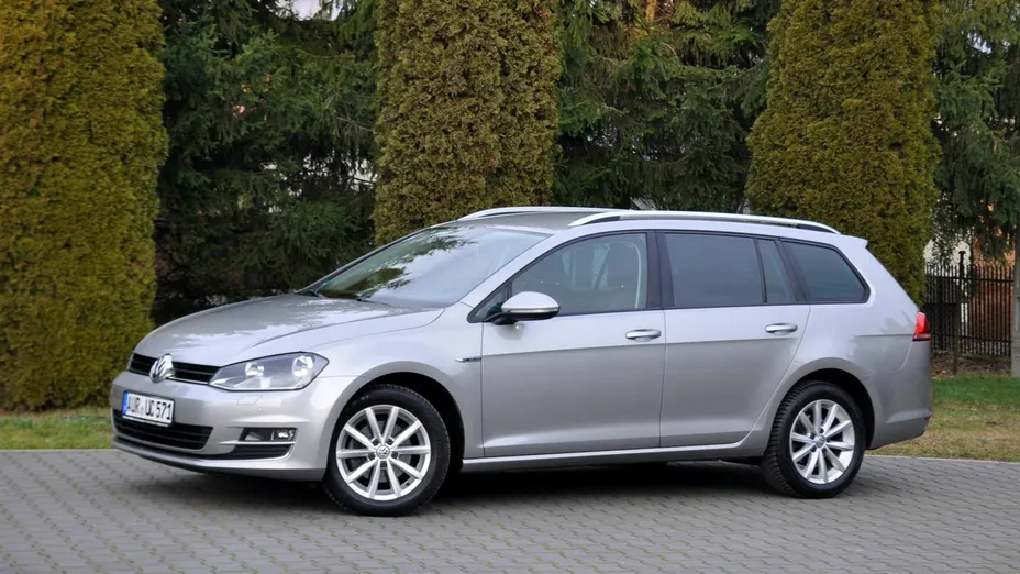 VOLKSWAGEN Golf -