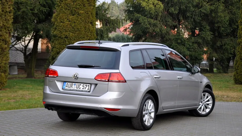 VOLKSWAGEN Golf -
