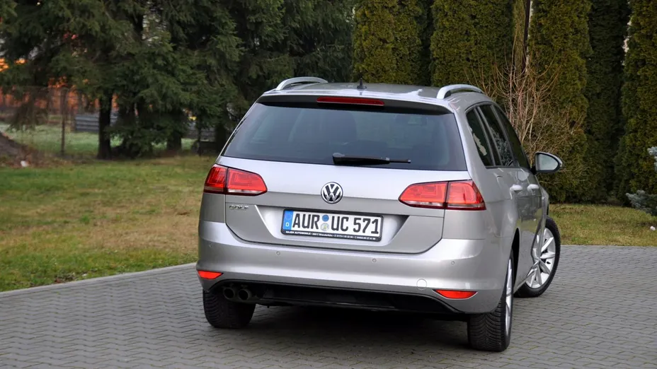 VOLKSWAGEN Golf -