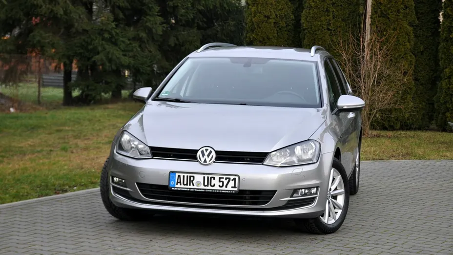 VOLKSWAGEN Golf -