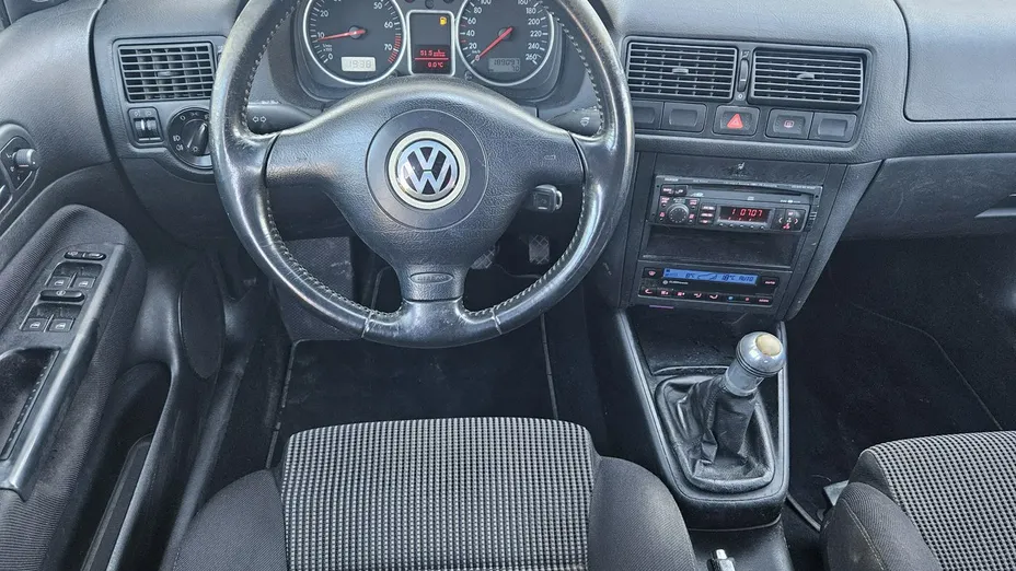 VOLKSWAGEN Golf -