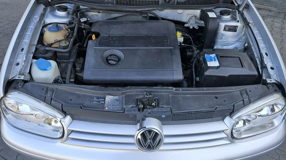 VOLKSWAGEN Golf -