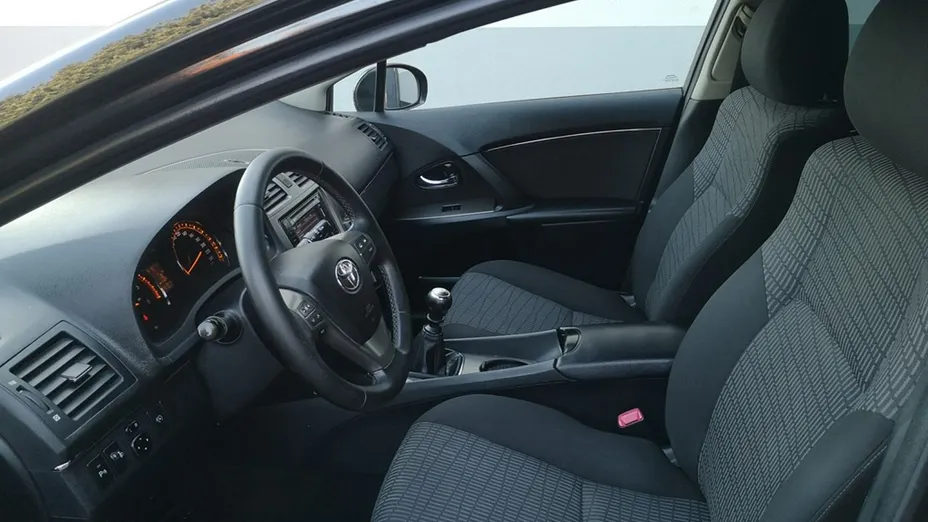 TOYOTA Avensis -