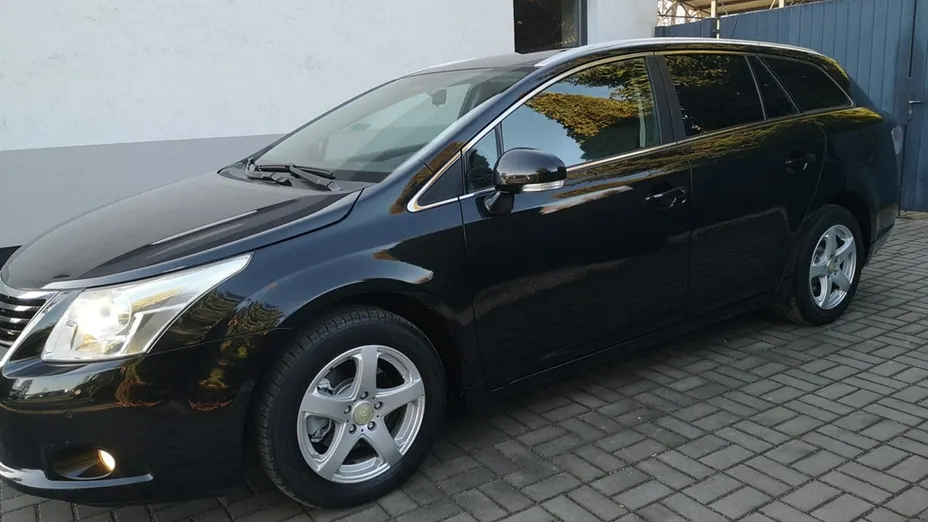 TOYOTA Avensis -