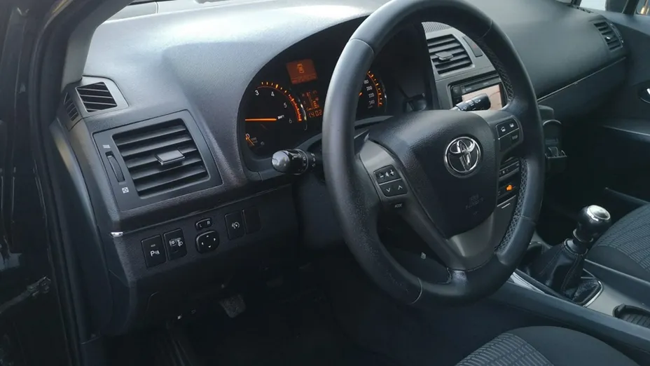 TOYOTA Avensis -