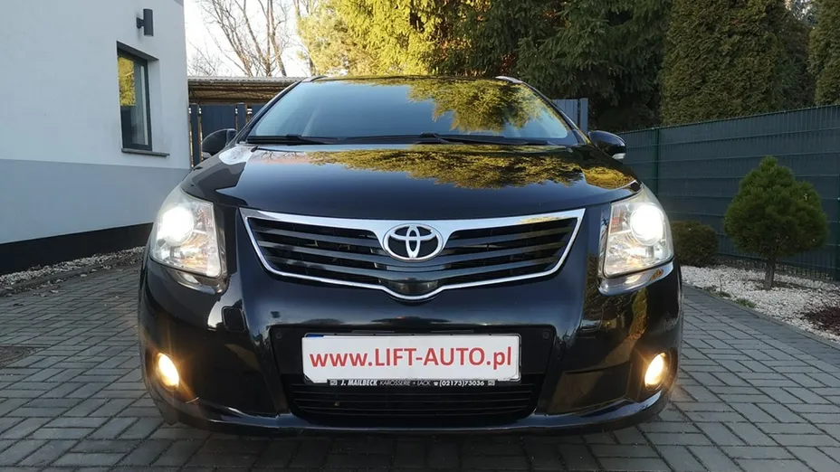 TOYOTA Avensis -
